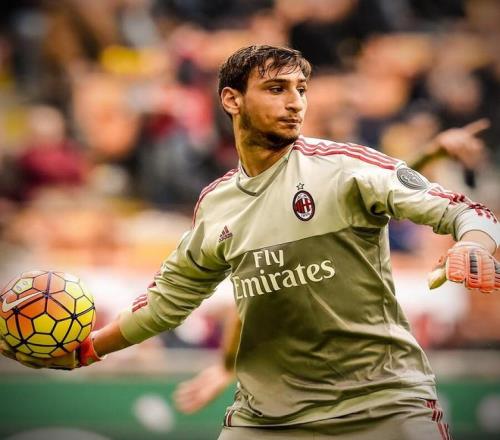 詹姆斯关键三分绝杀比赛（詹姆斯压哨三分定胜负）