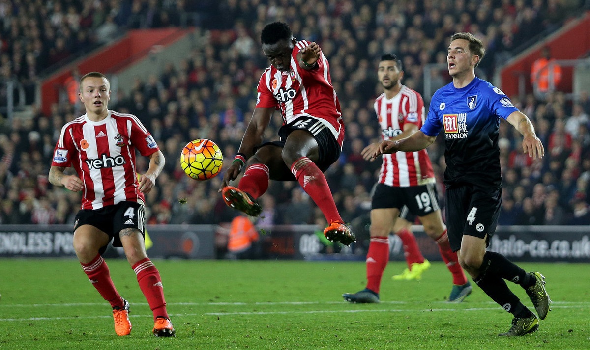 凯恩闪电帽子戏法，拜仁5-0横扫斯图加特，重回巅峰！（凯恩上演闪击帽子戏法，拜仁5-0大胜斯图加特，王者归来）