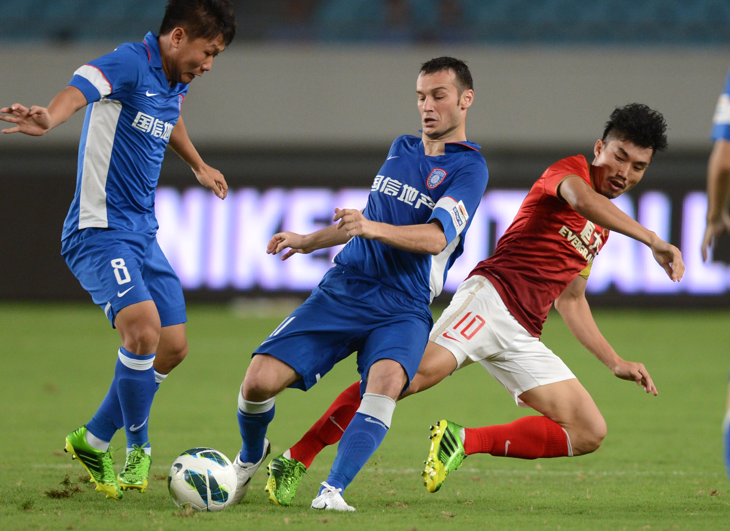 迪纳塔莱：斯帕莱蒂的进攻体系让前锋受益，相信球迷会喜欢他（迪纳塔莱力挺斯帕莱蒂：进攻体系加持前锋，相信会赢得球迷喜爱）