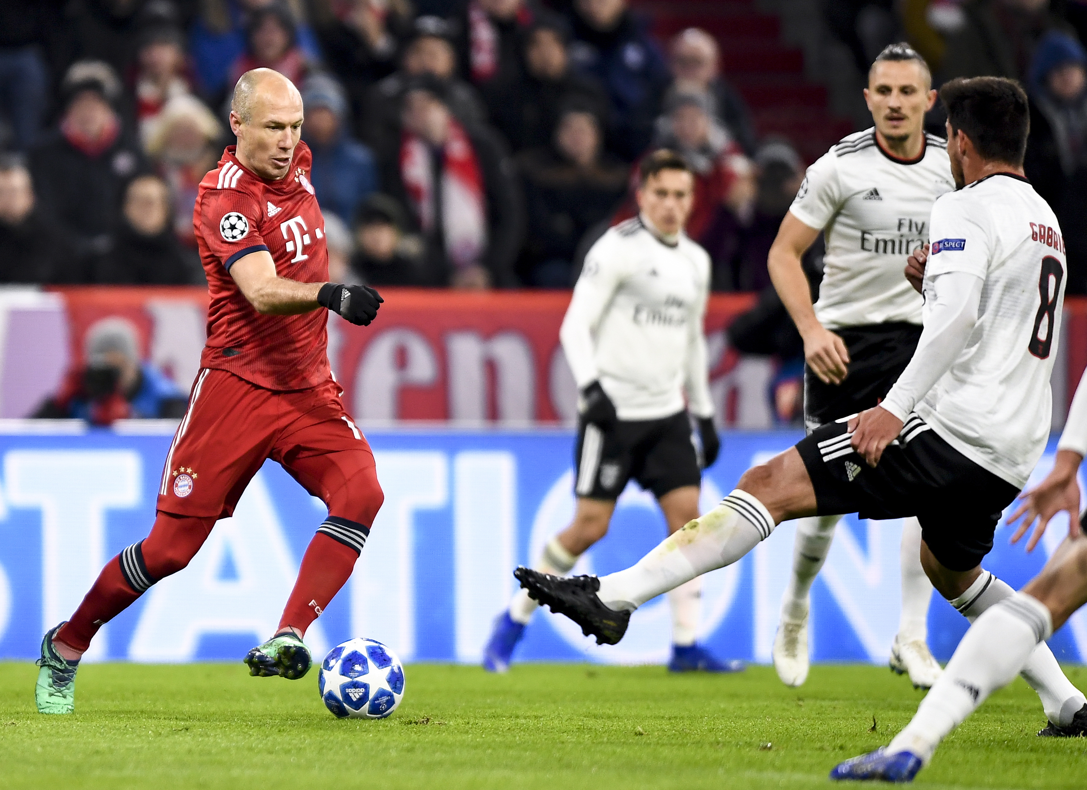 圣诞树入镜！杨瀚森更新社媒晒与奥登合影并配文：12月（杨瀚森社媒晒与奥登合照：圣诞树作背景，配文12月）