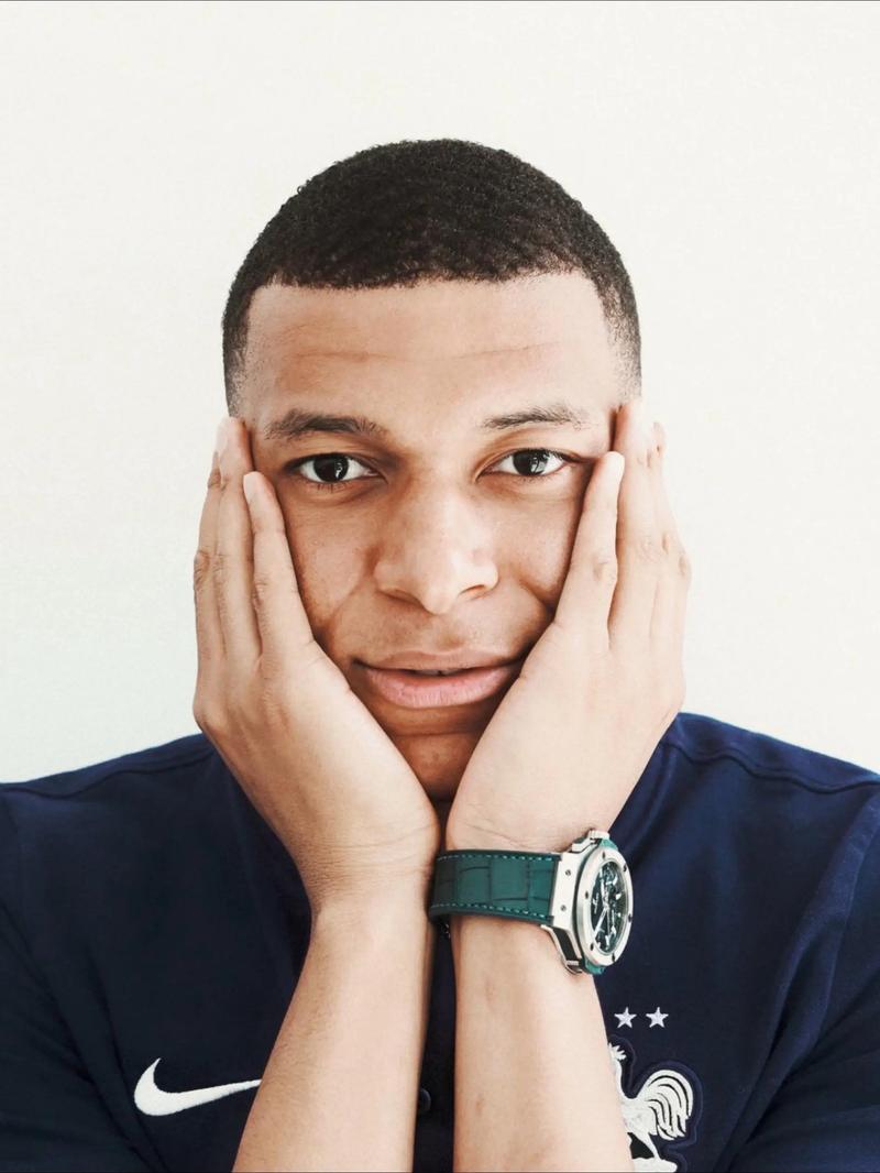 萨拉赫年度最佳选票：第一阿什拉夫、第二登贝莱、第三姆巴佩（萨拉赫年度最佳投票：阿什拉夫居首，登贝莱第二，姆巴佩第三）