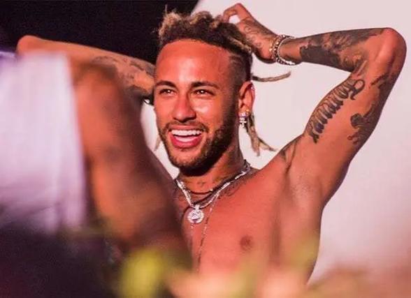 邮报评近5年曼联引援：姆伯莫居首、C罗第4，桑乔垫底（《邮报》评选曼联近五年引援榜：姆伯莫居首，C罗第4，桑乔排名末位）