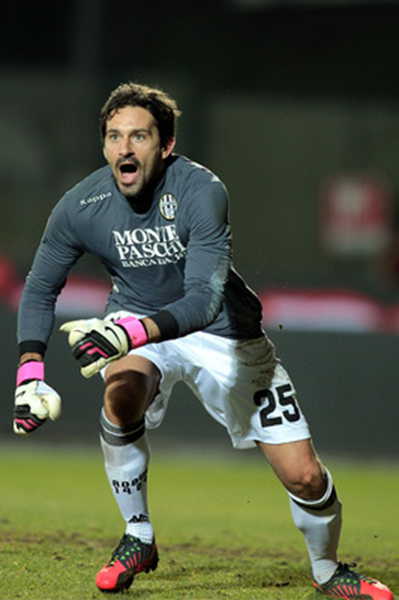 疯狂的足球：米兰门神迈尼昂的盘带合集（绿茵狂潮：米兰门神迈尼昂炫技盘带集锦）