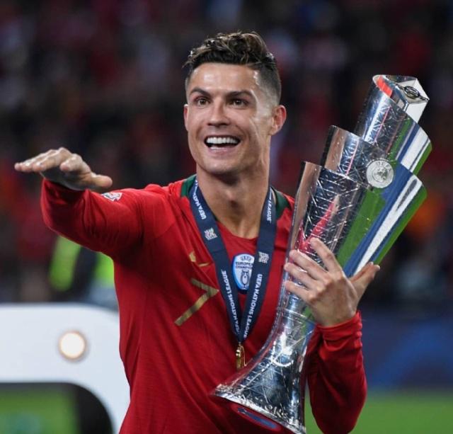 埃泽：丁丁是高水平足球思想家，这类球员是我自幼仰望的榜样（埃泽：丁丁拥有顶级足球智慧，这类球员从小便是我敬仰的典范）