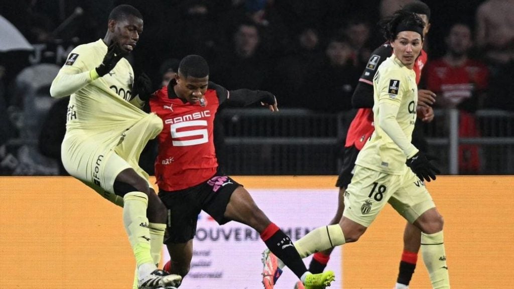 詹姆斯谈湖人防守：我们必须快速回防，限制对手的突破（詹姆斯：湖人须快速退防，遏制对手突破）