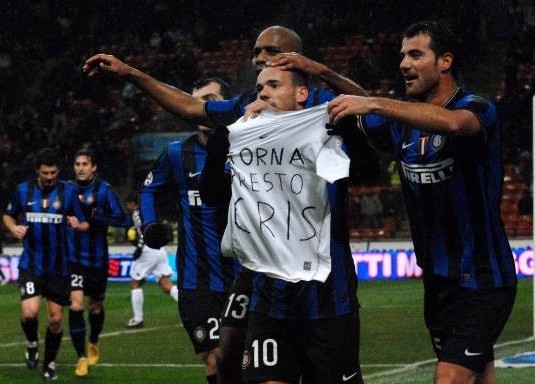 莱奥头发被拽找阿切尔比理论，后者：敢再指我就掰断你手指头（莱奥头发遭扯上前质问阿切尔比，对方威胁：再指我就掰断你手指）